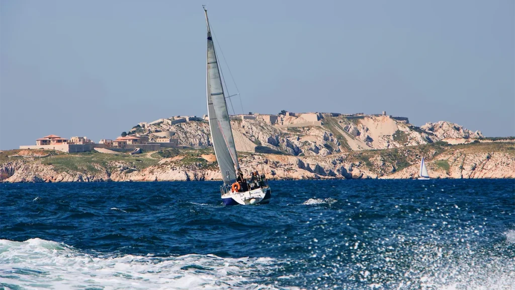 barca a vela in mare