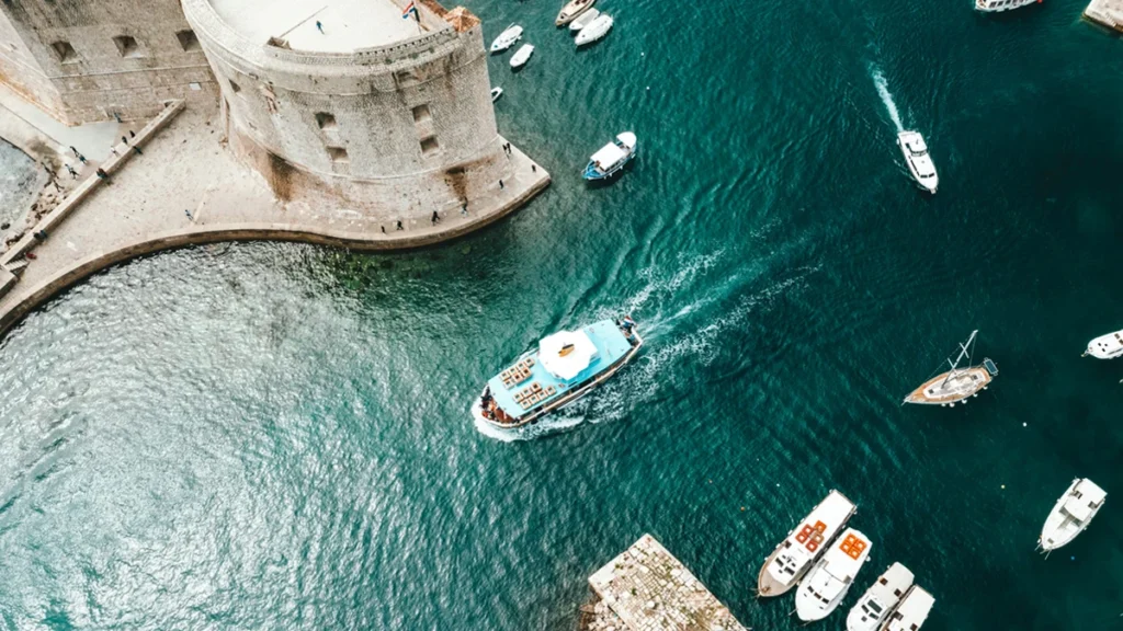 barca nel porto di dubrovnik